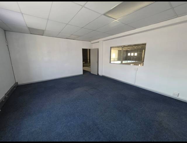 1,100M² WAREHOUSE TO LET IN STORMILL